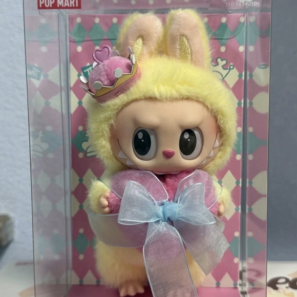 Authentic 🍀The Monsters  *Let's Checkmate* Queen Hanging Plush keychain - Picture 1 of 5